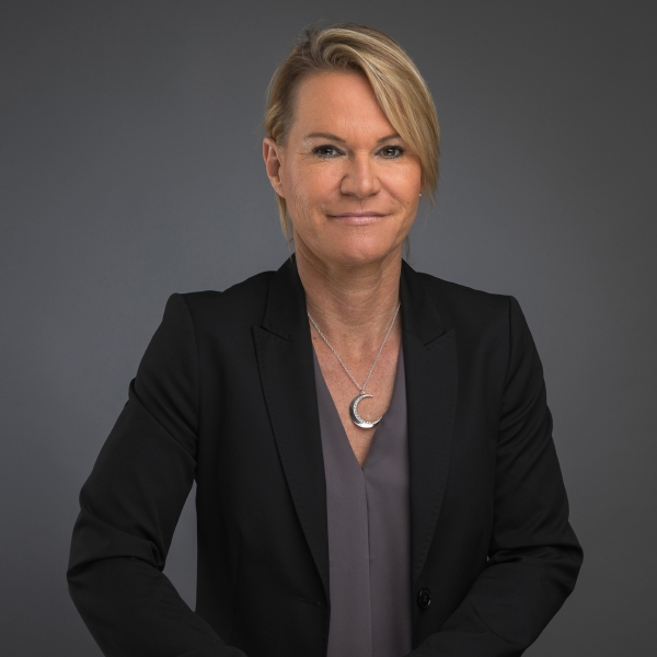 Portrait picutre of Petra Kühnel in a dark suit.